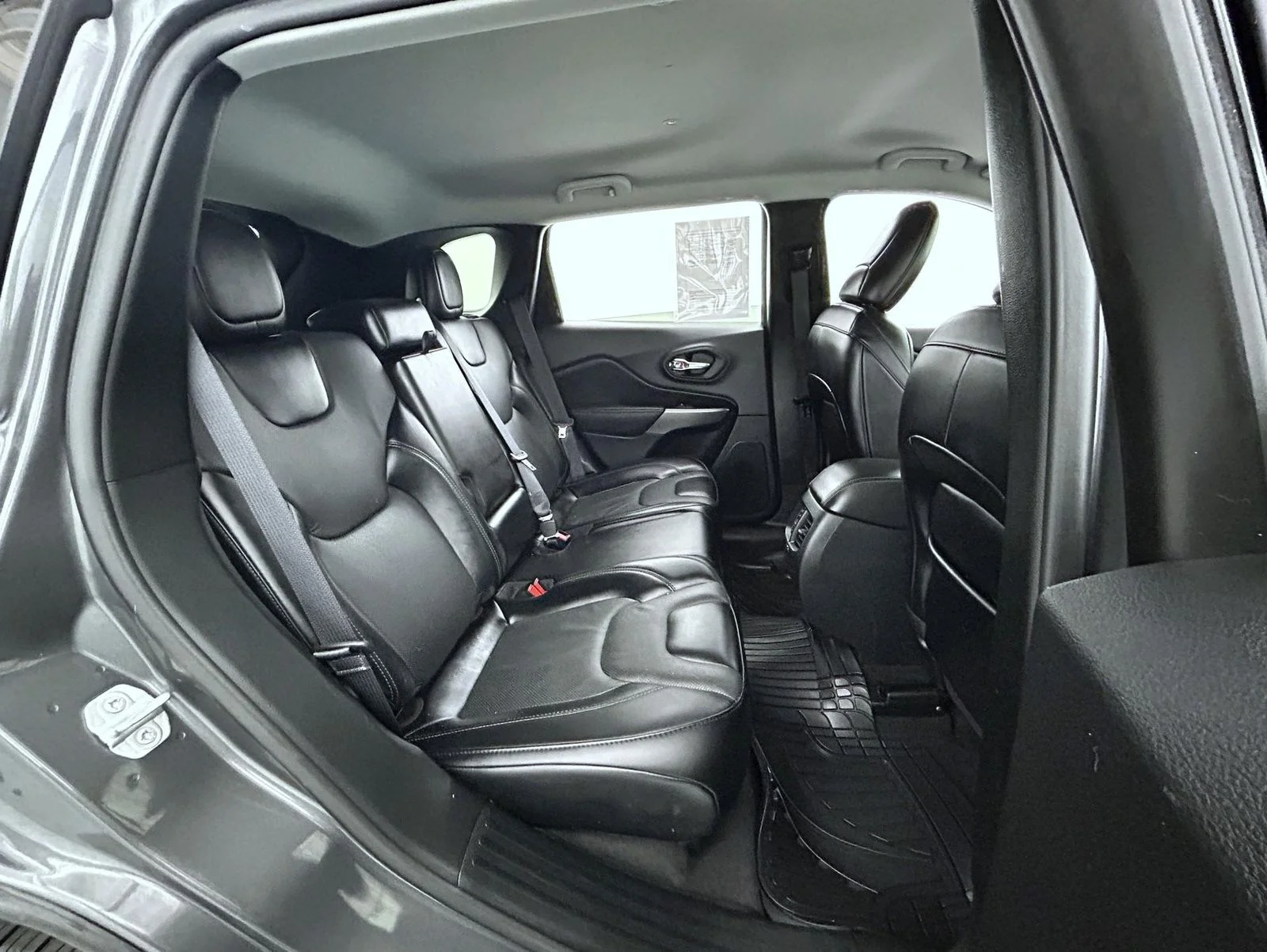 Used 2022 Gray Jeep Latitude Lux image 18
