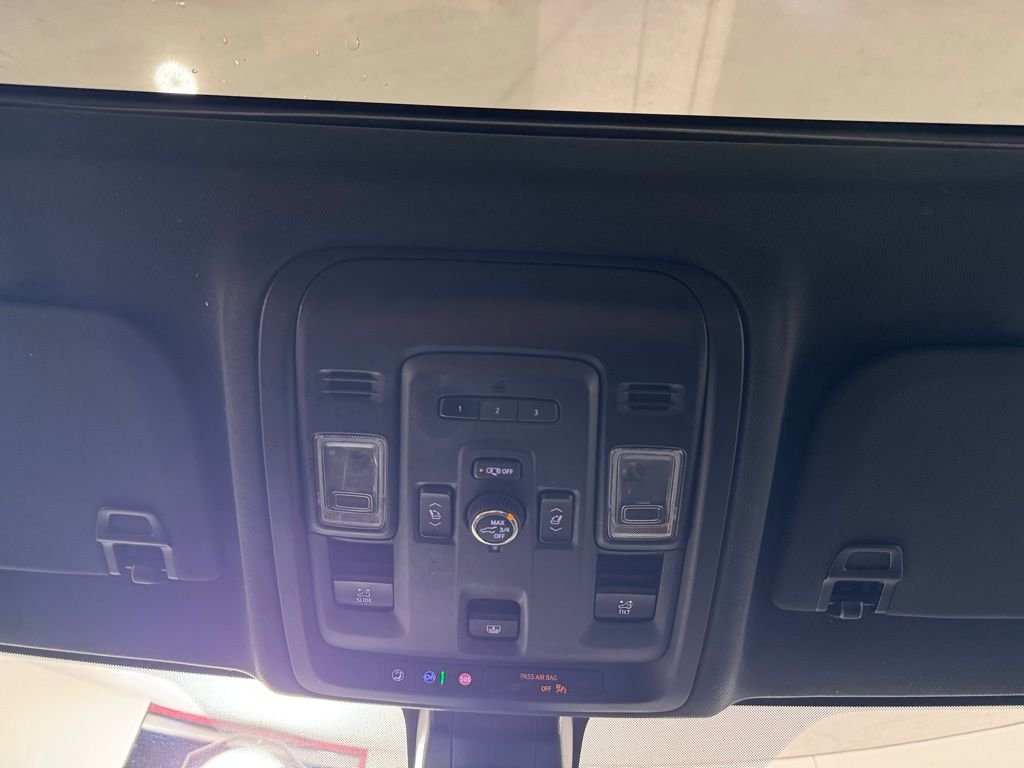 Used 2021 Summit White Chevrolet High Country image 27