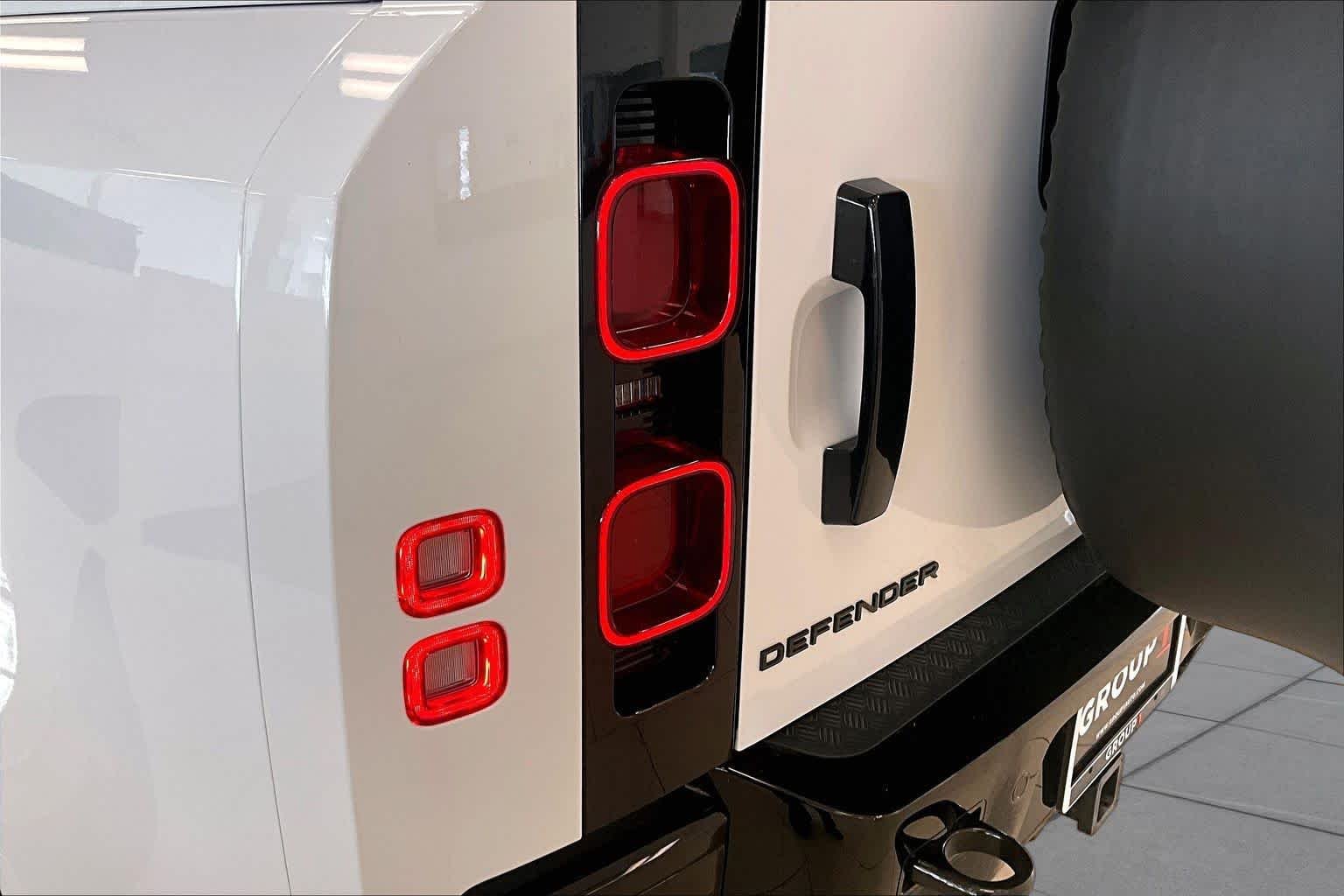 Used 2025 Fuji White Land Rover X-Dynamic SE image 27