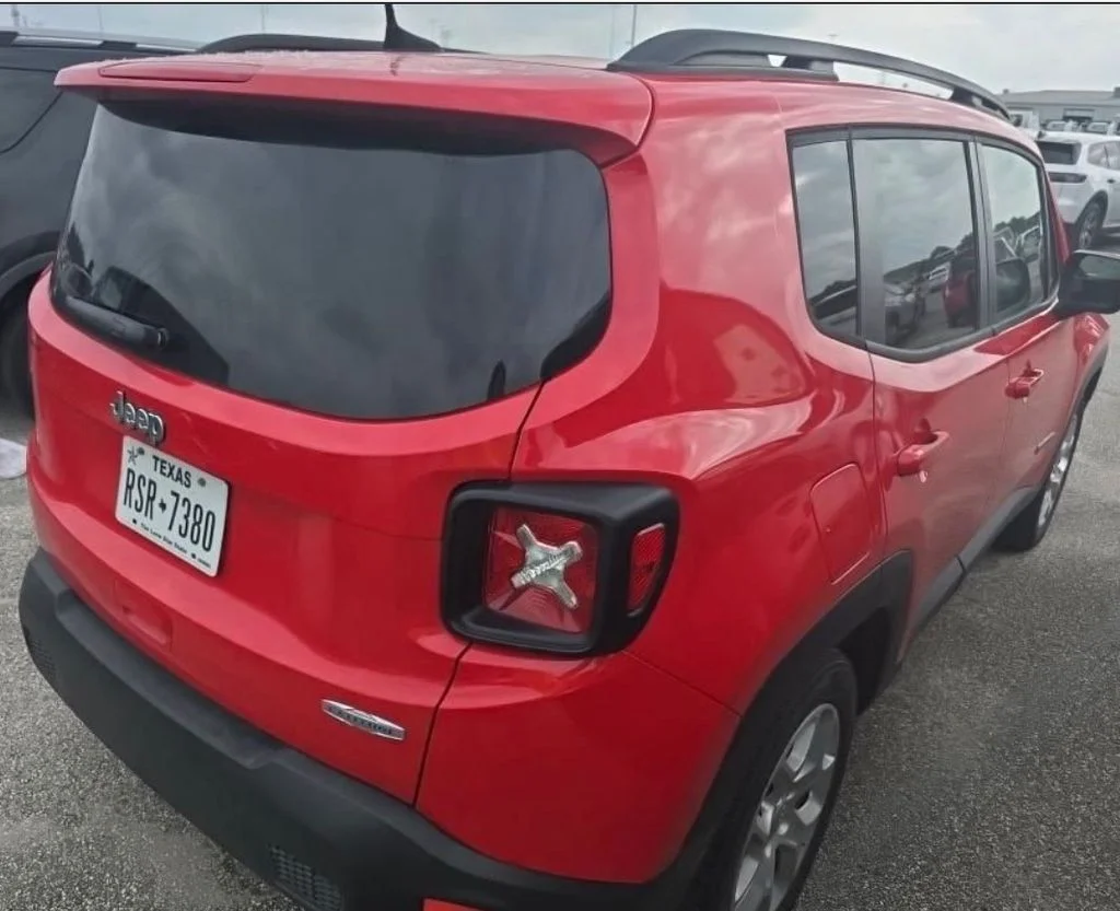Used 2018 Red Jeep Latitude image 7