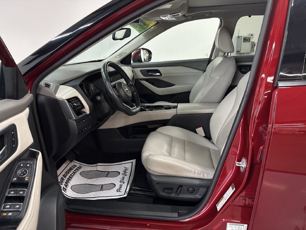 Used 2023 Scarlet Nissan SL image 12
