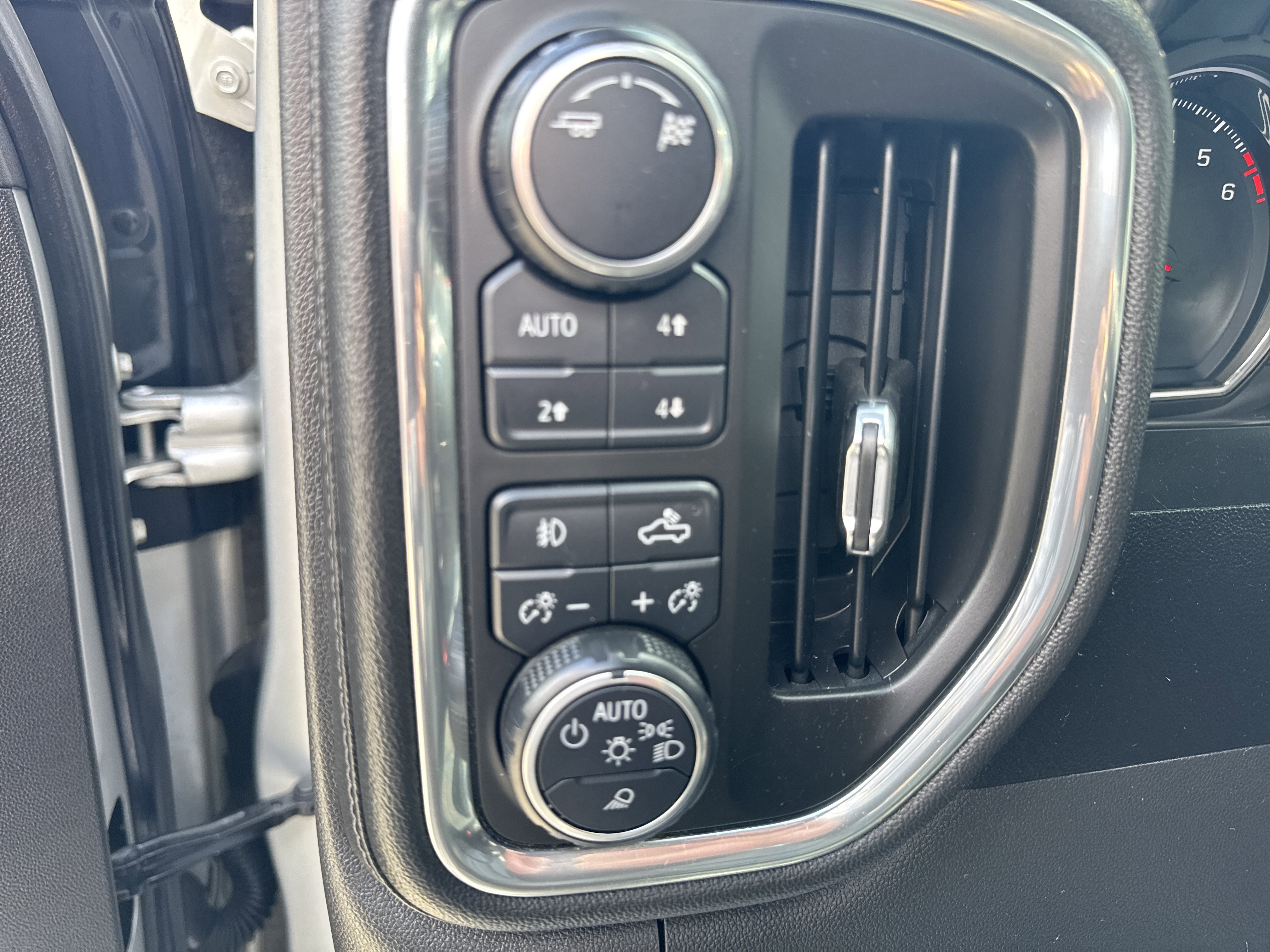 Used 2019 SILVER ICE METALLIC Chevrolet LT Trail Boss image 18