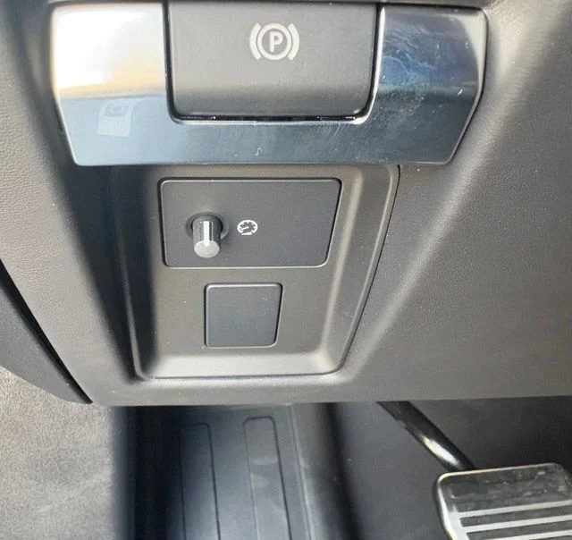 Certified Used 2026 Blue Land Rover OCTA image 15