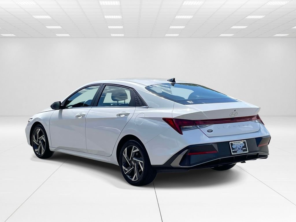 Certified Used 2025 White Hyundai SEL Convenience image 4