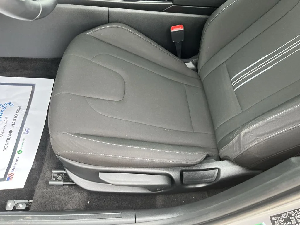 Used 2025 Silver Hyundai SEL Sport image 12