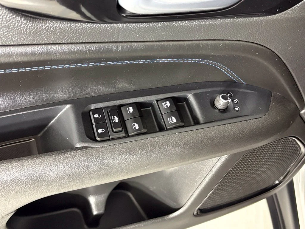 Used 2025 Silver Jeep Latitude image 15