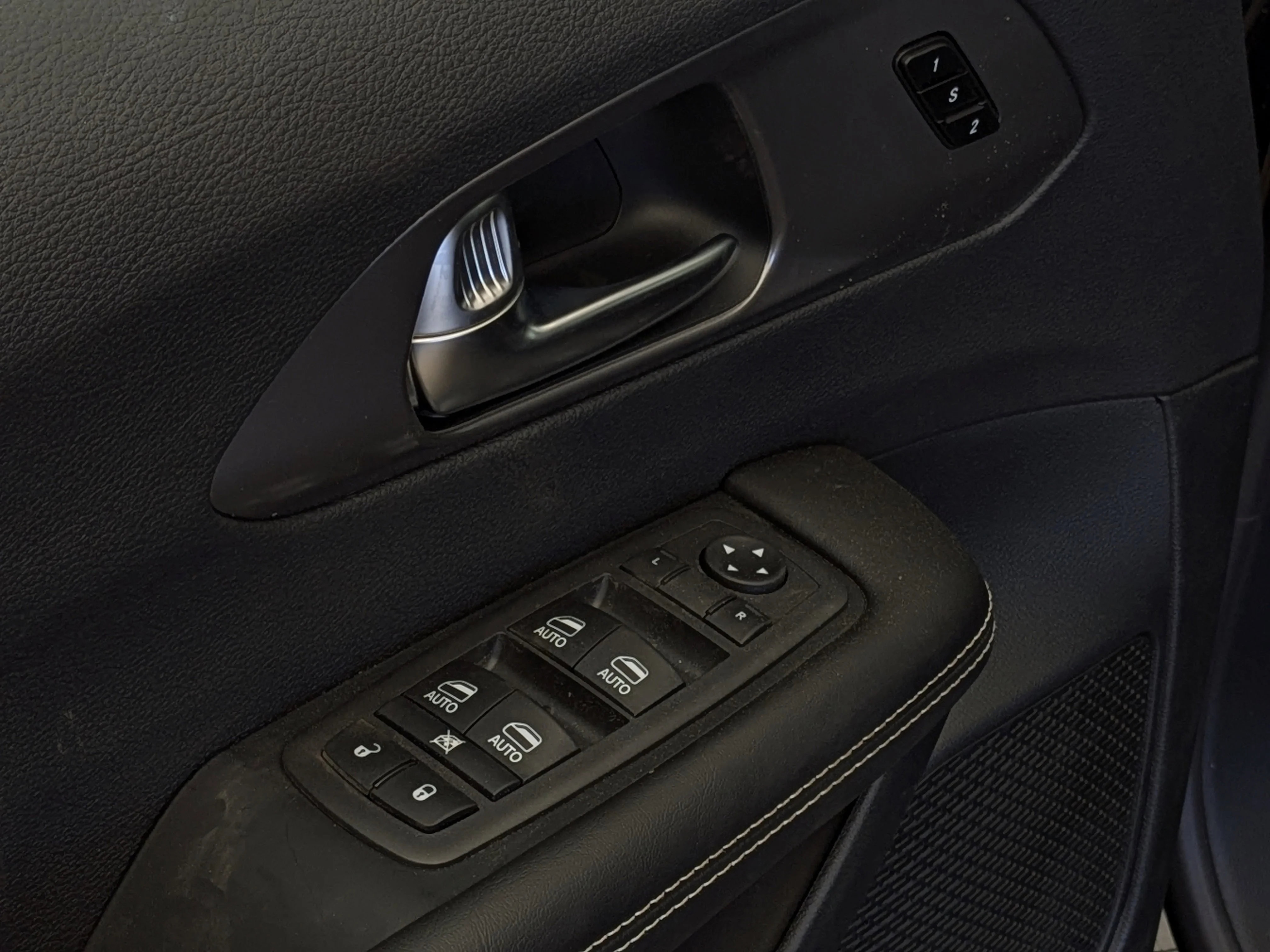 New 2026 Black Chrysler Select - - 360 Camera - FAV Edition - Power Liftgate - Remote Start & tons more! image 12