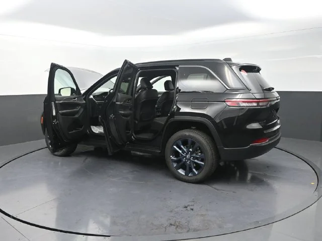 New 2026 Diamond Black Crystal Pearl-Coat Exterior Paint Jeep  image 32