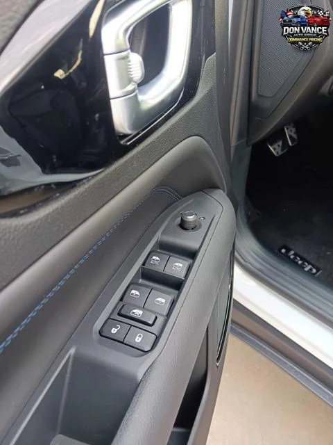 New 2026 Bright White Clearcoat Jeep Latitude image 11