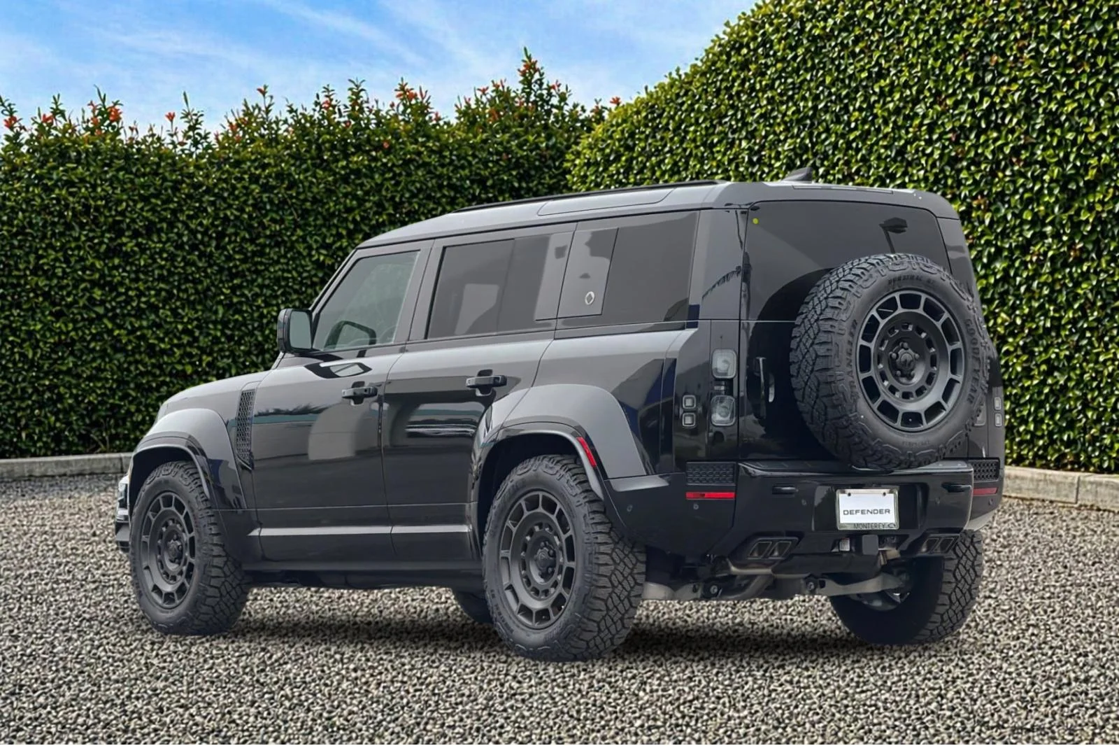 2026 Land Rover Defender OCTA Black - Photo 4
