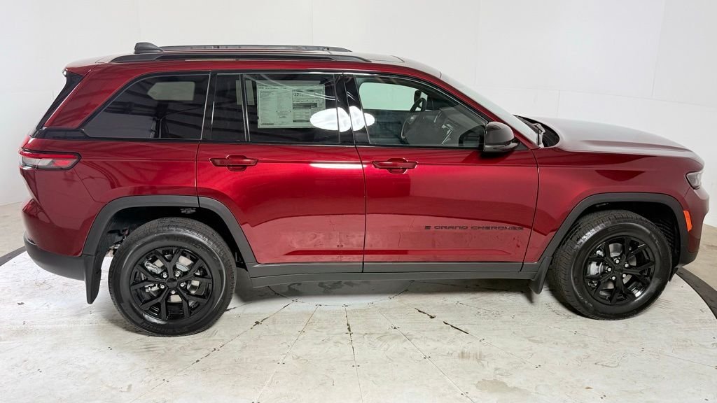New 2025 Velvet Red Pearl-Coat Exterior Paint Jeep Altitude X image 9