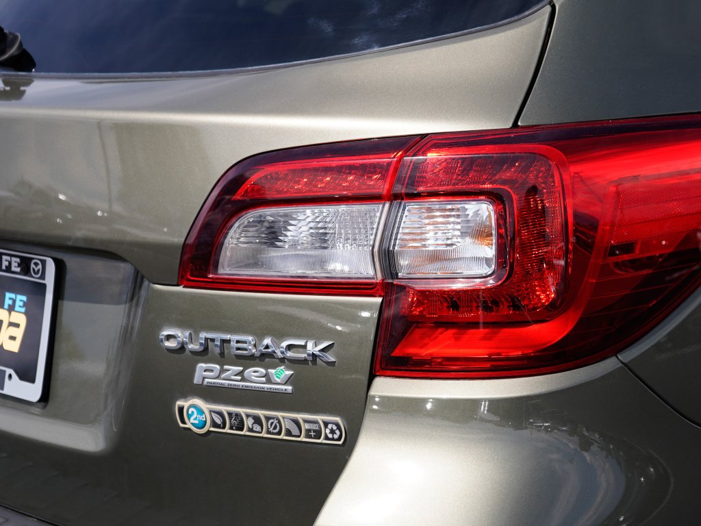 Used 2015 Wilderness Green Metallic Subaru 2.5i Premium image 16
