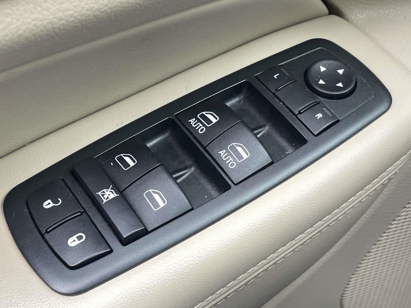 Used 2014 Cashmere Pearlcoat Jeep Laredo image 32