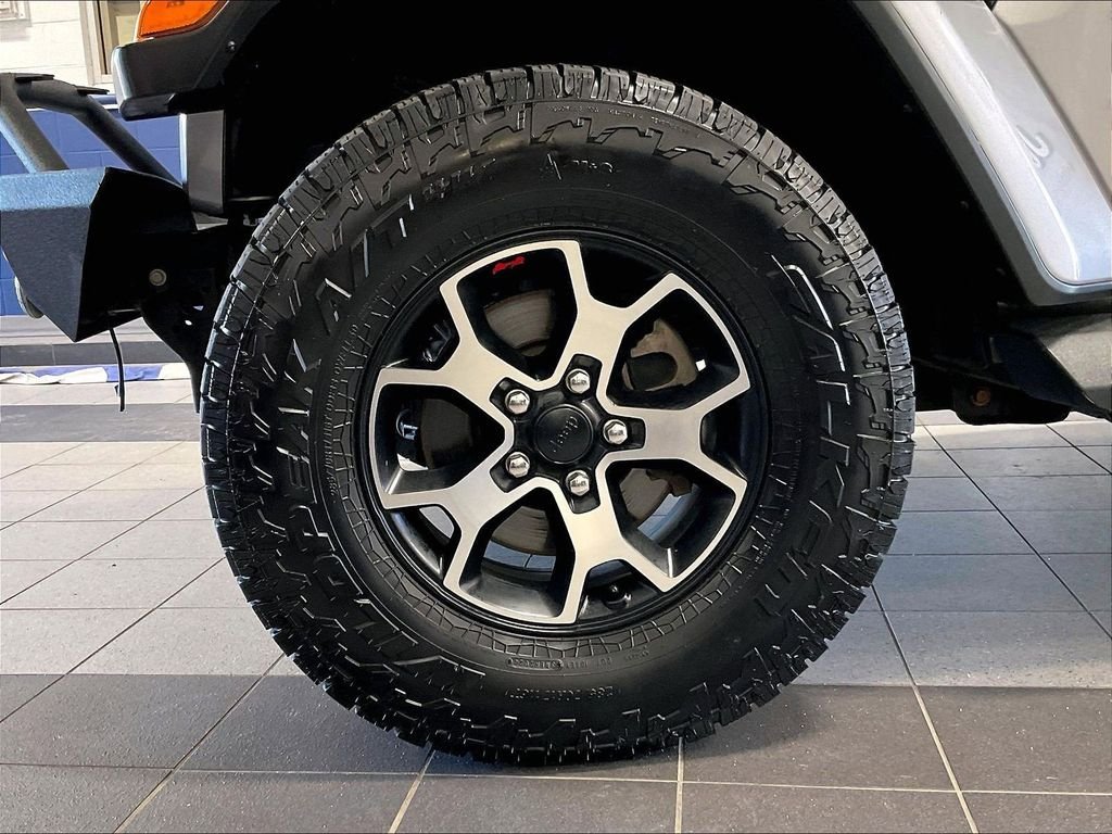 Used 2018 Silver Jeep Unlimited Sahara image 7