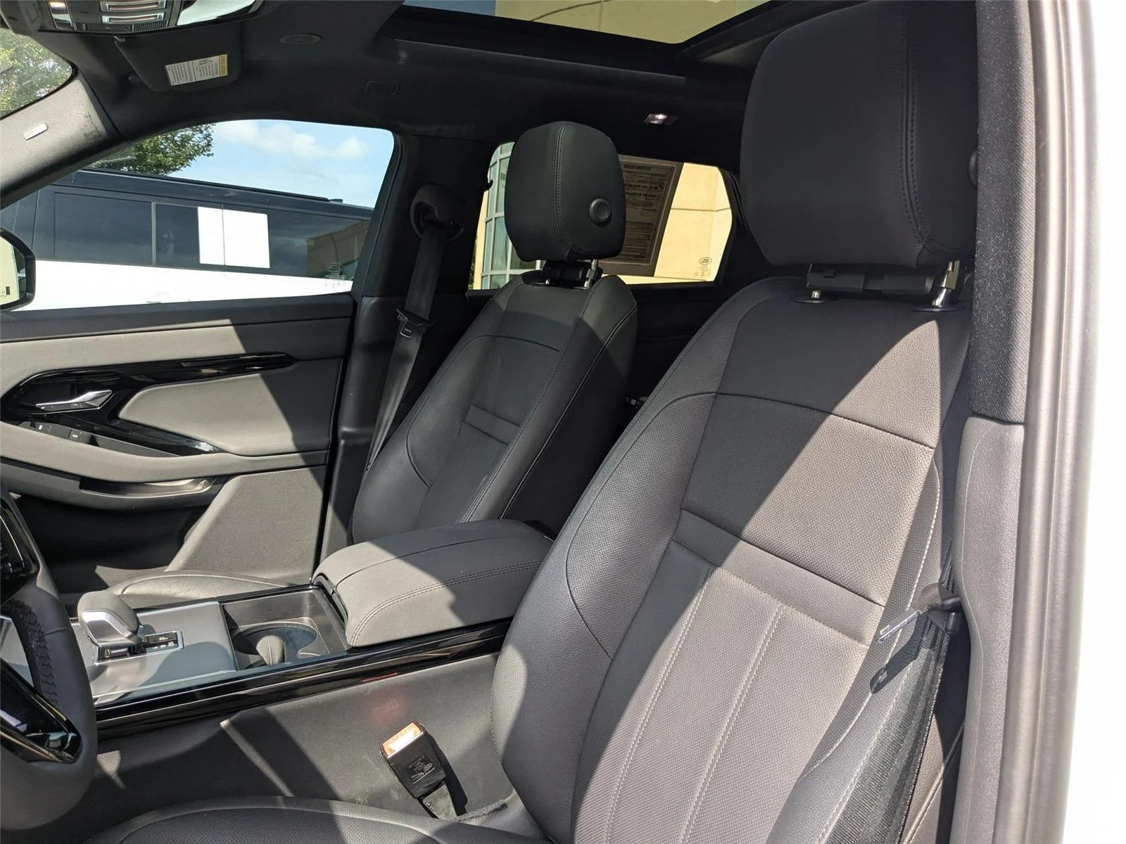 Used 2025 Fuji White Land Rover Dynamic SE image 12