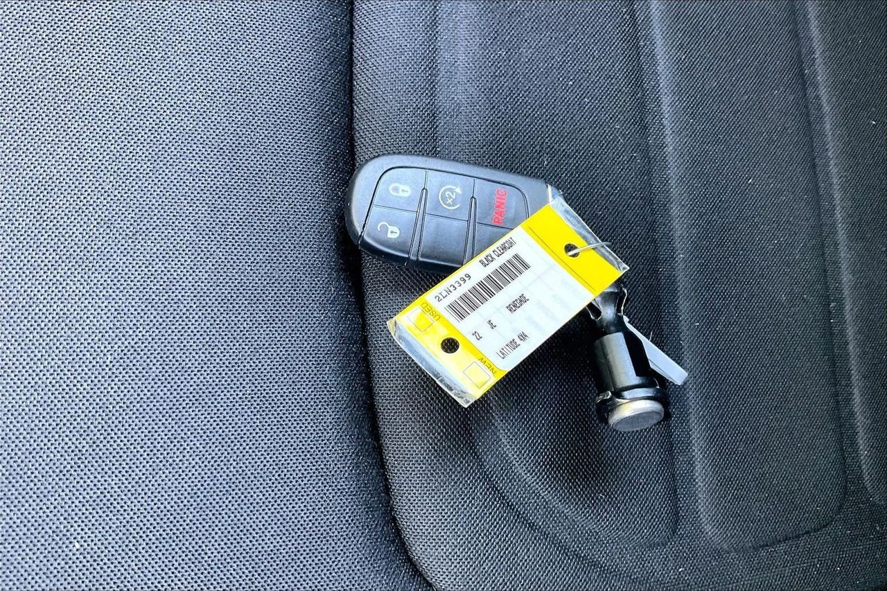 Used 2022 Black Jeep Latitude image 30