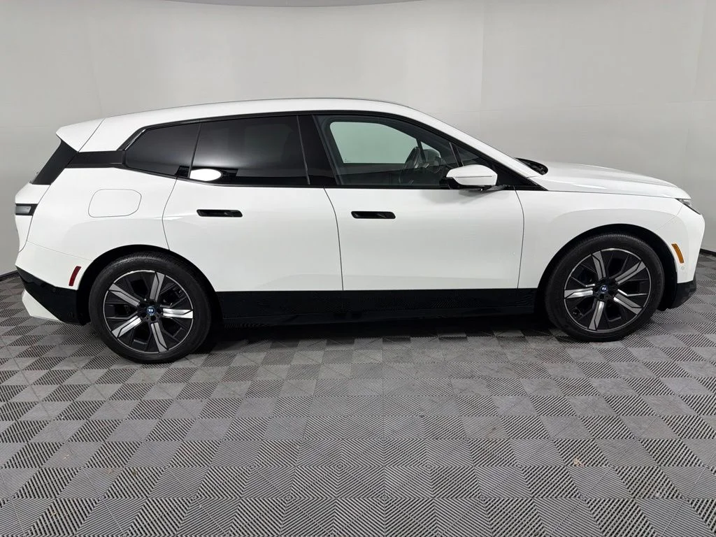 Used 2024 White BMW M60 image 4
