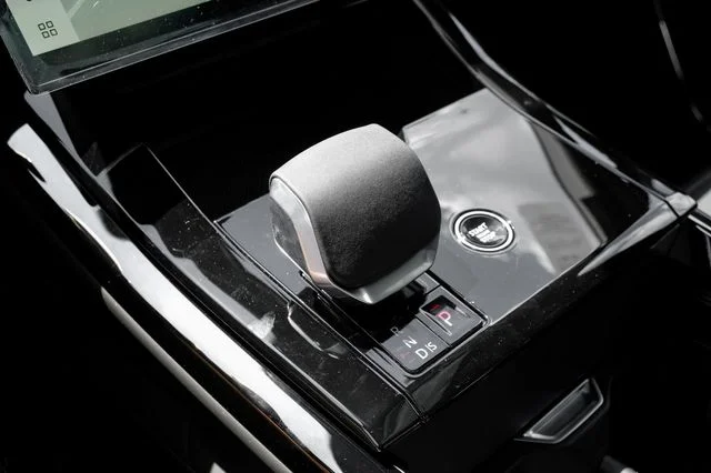 New 2026 Fuji White Land Rover SE image 34