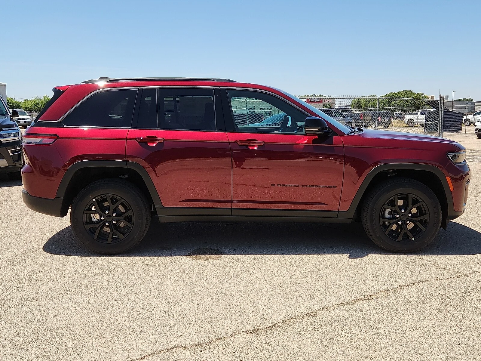 New 2026 Velvet Red Pearl-Coat  Paint Jeep LAREDO ALTITUDE 4X4 image 5