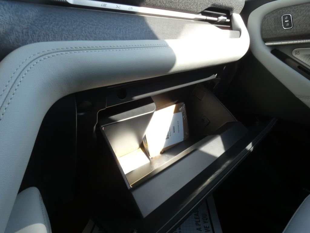 New 2027 Star White Metallic Tri-Coat Ford Platinum™ image 30