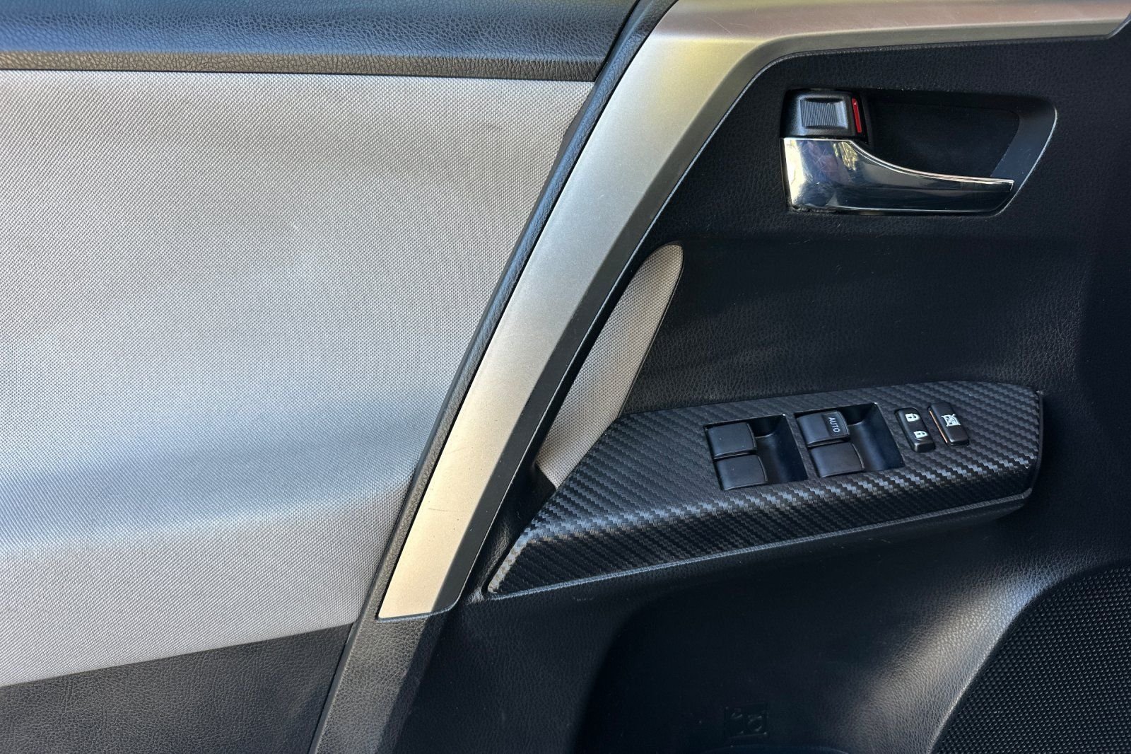 Used 2015 White Toyota XLE image 12