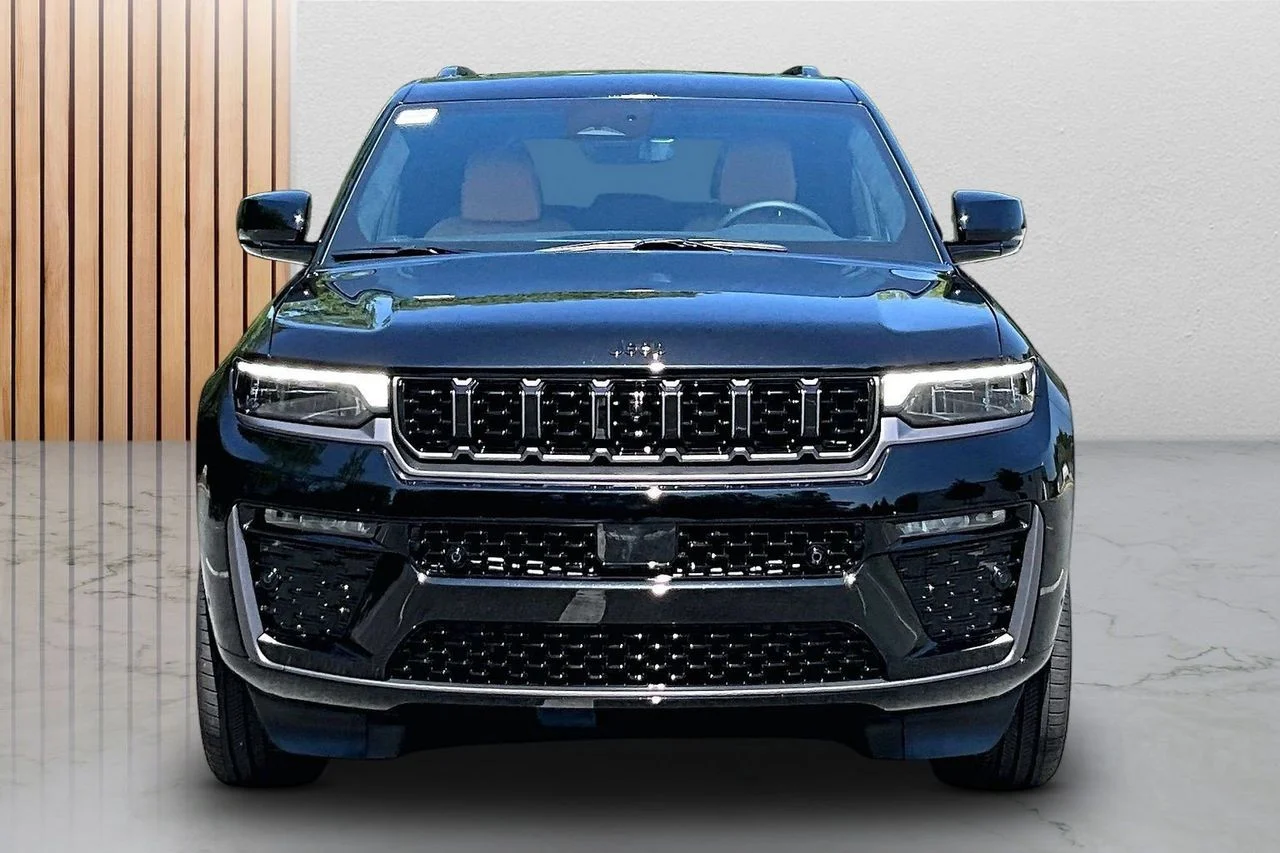 New 2026 Diamond Black Crystal Pearl-Coat Exterior Paint Jeep Summit image 3