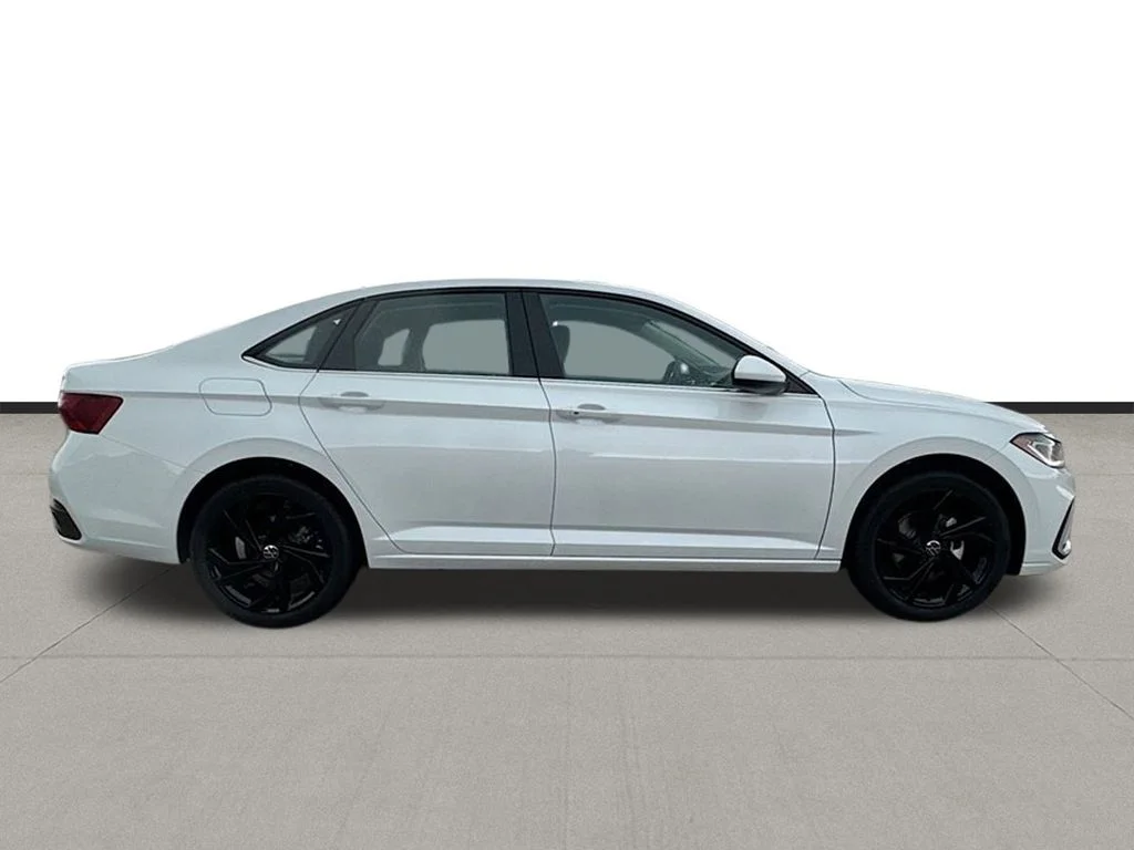 Used 2025 White Pearl Volkswagen 1.5T SE image 7