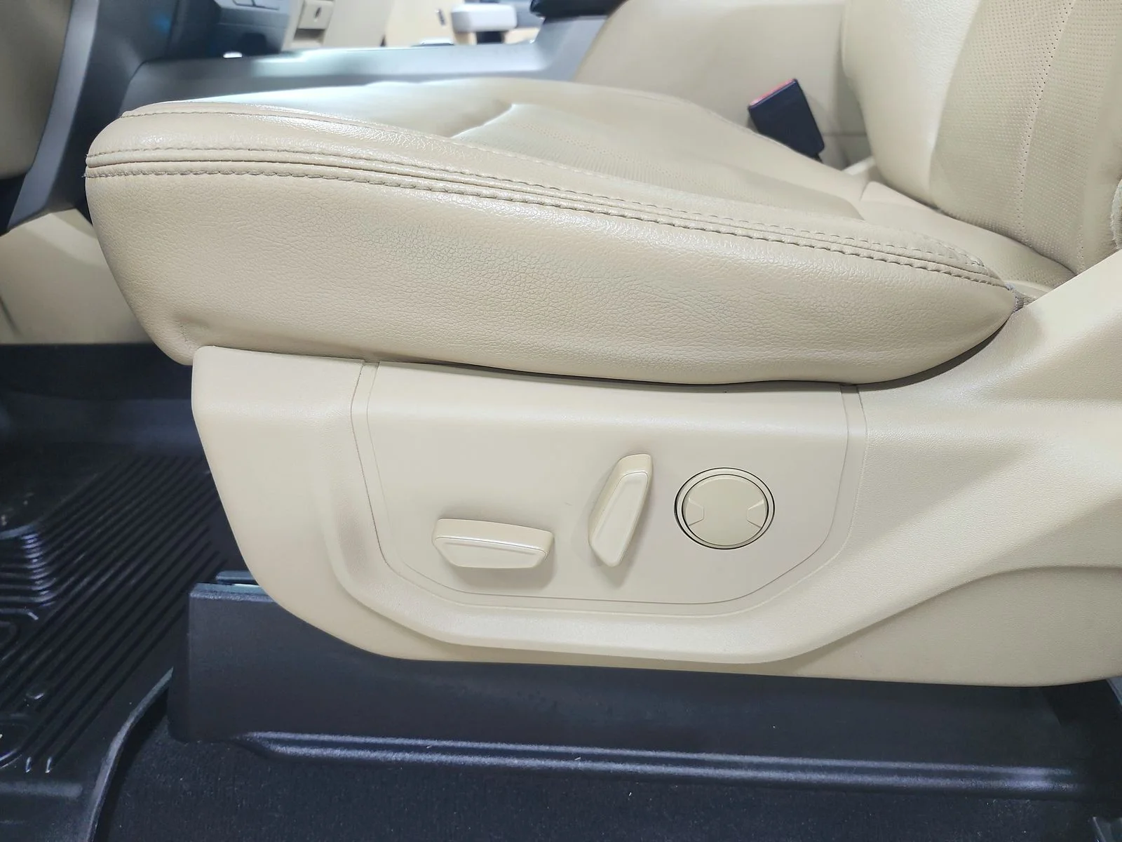 Used 2021 Red Ford Lariat image 20