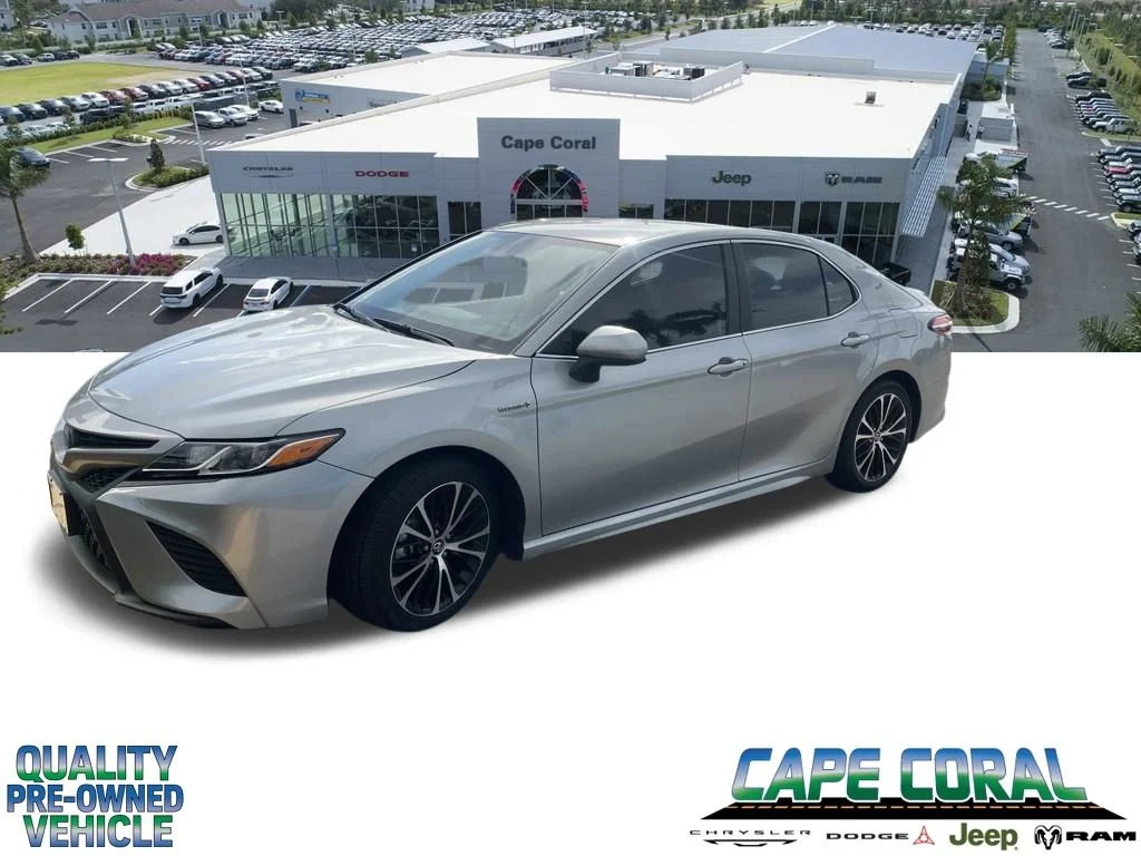 Used 2020 Silver Toyota SE image 1