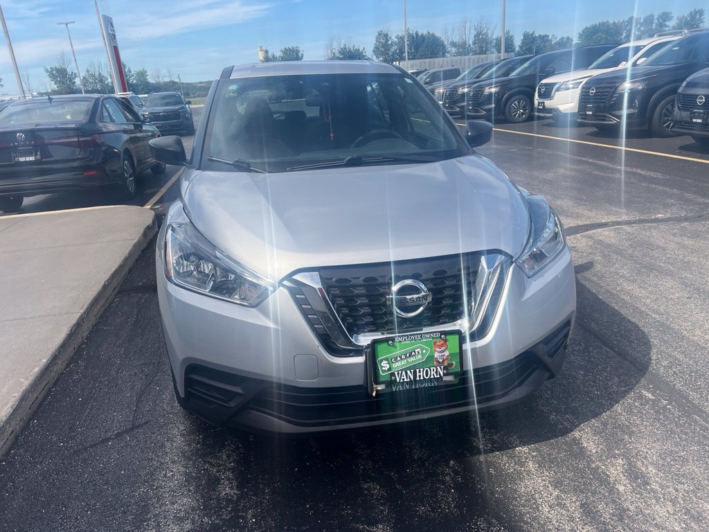 Used 2020 Brilliant Silver Metallic Nissan S image 5