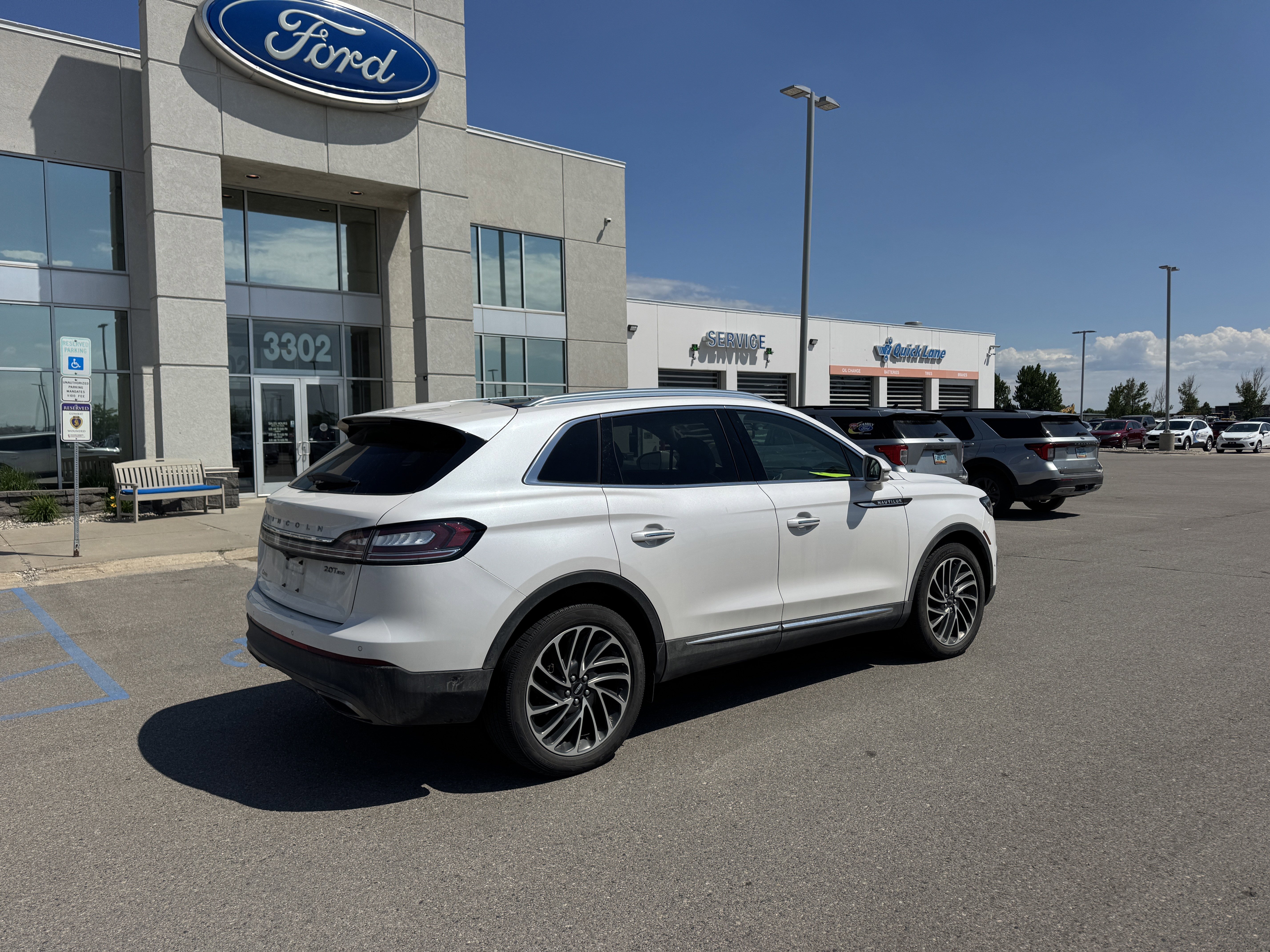 Used 2019 White Platinum Metallic Tri-Coat Lincoln Reserve image 3