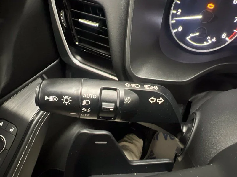 Used 2021 White Nissan SL image 22