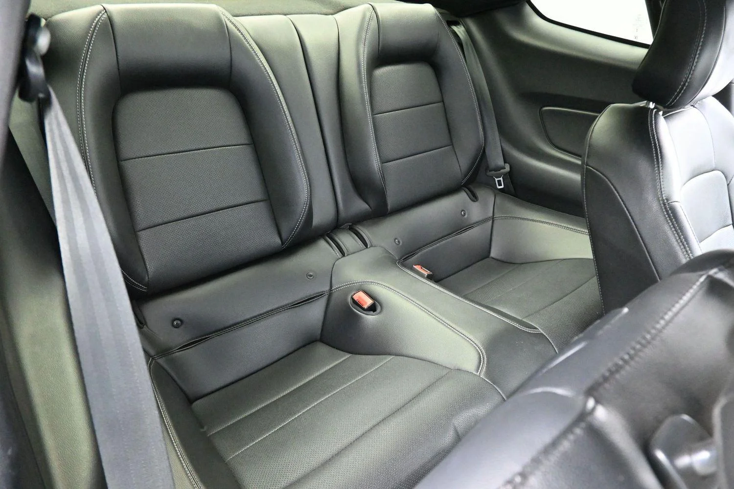 Used 2018 Magnetic Ford GT Premium image 29