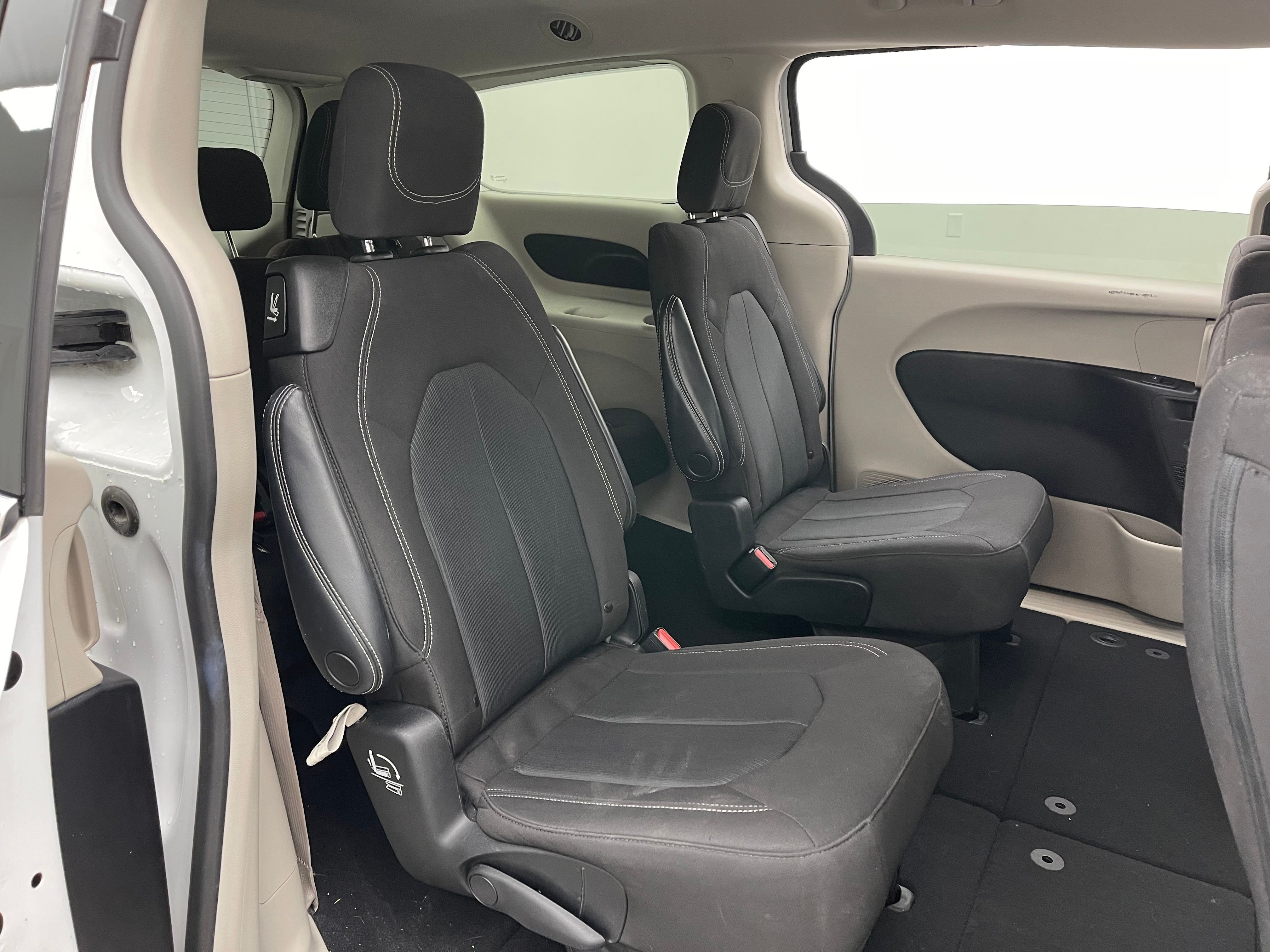 Used 2022 Bright White Clearcoat Chrysler LX image 34