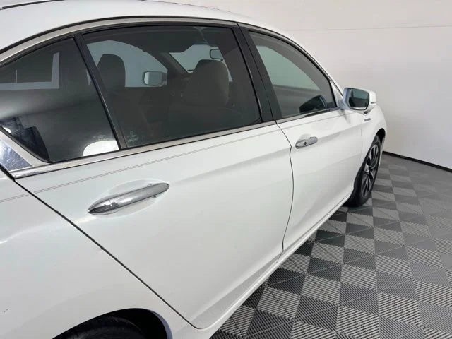 Used 2015 White Honda  image 9