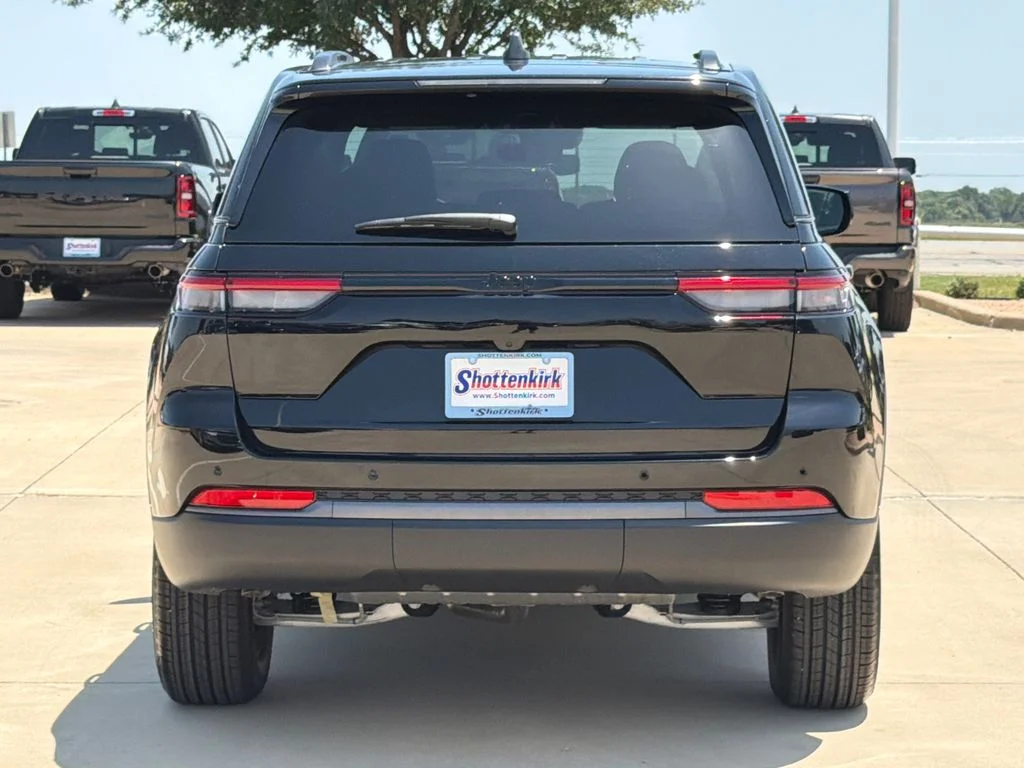 New 2026 Diamond Black Crystal Pearl-Coat Exterior Paint Jeep Altitude image 6