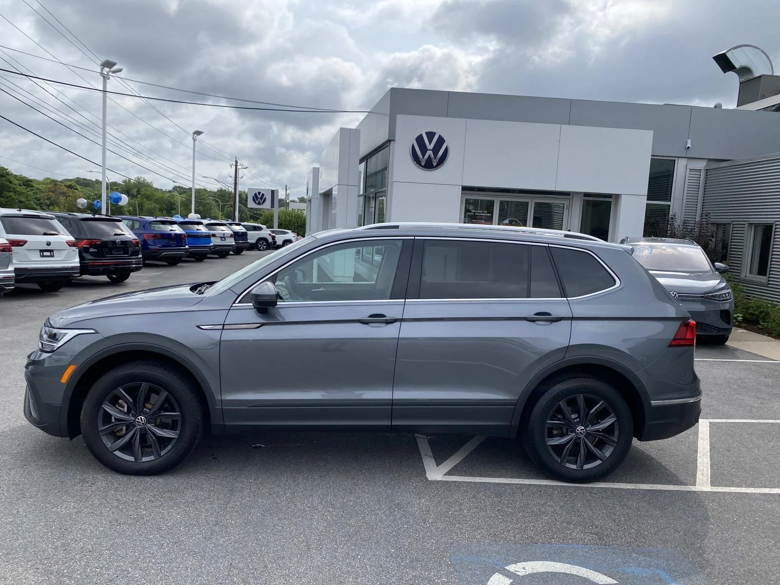 Certified Used 2024 Platinum Gray Metallic Volkswagen 2.0T SE 4MOTION image 2