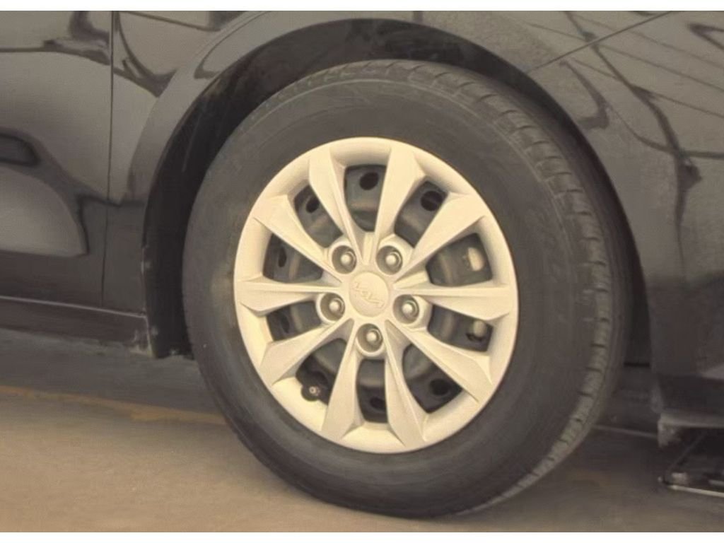 Used 2022 Aurora Black Kia FE image 5