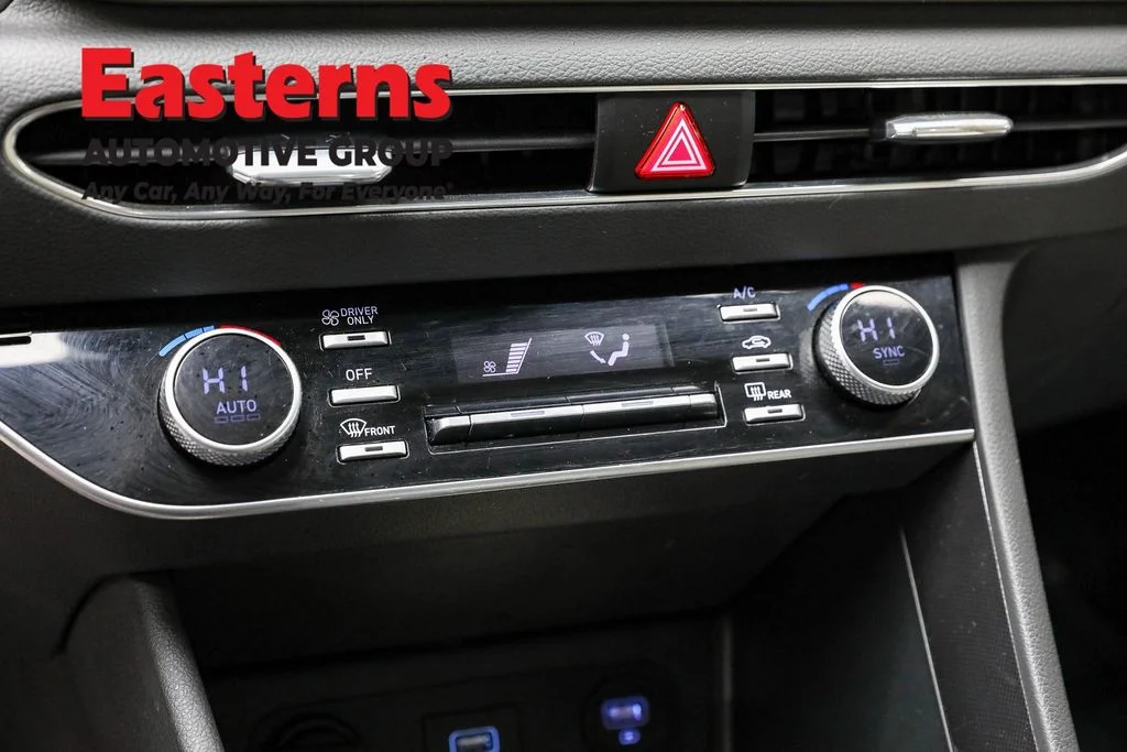 Used 2021 White Hyundai Blue image 19
