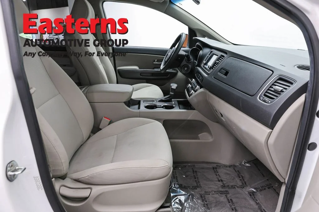 Used 2020 White Kia LX image 22