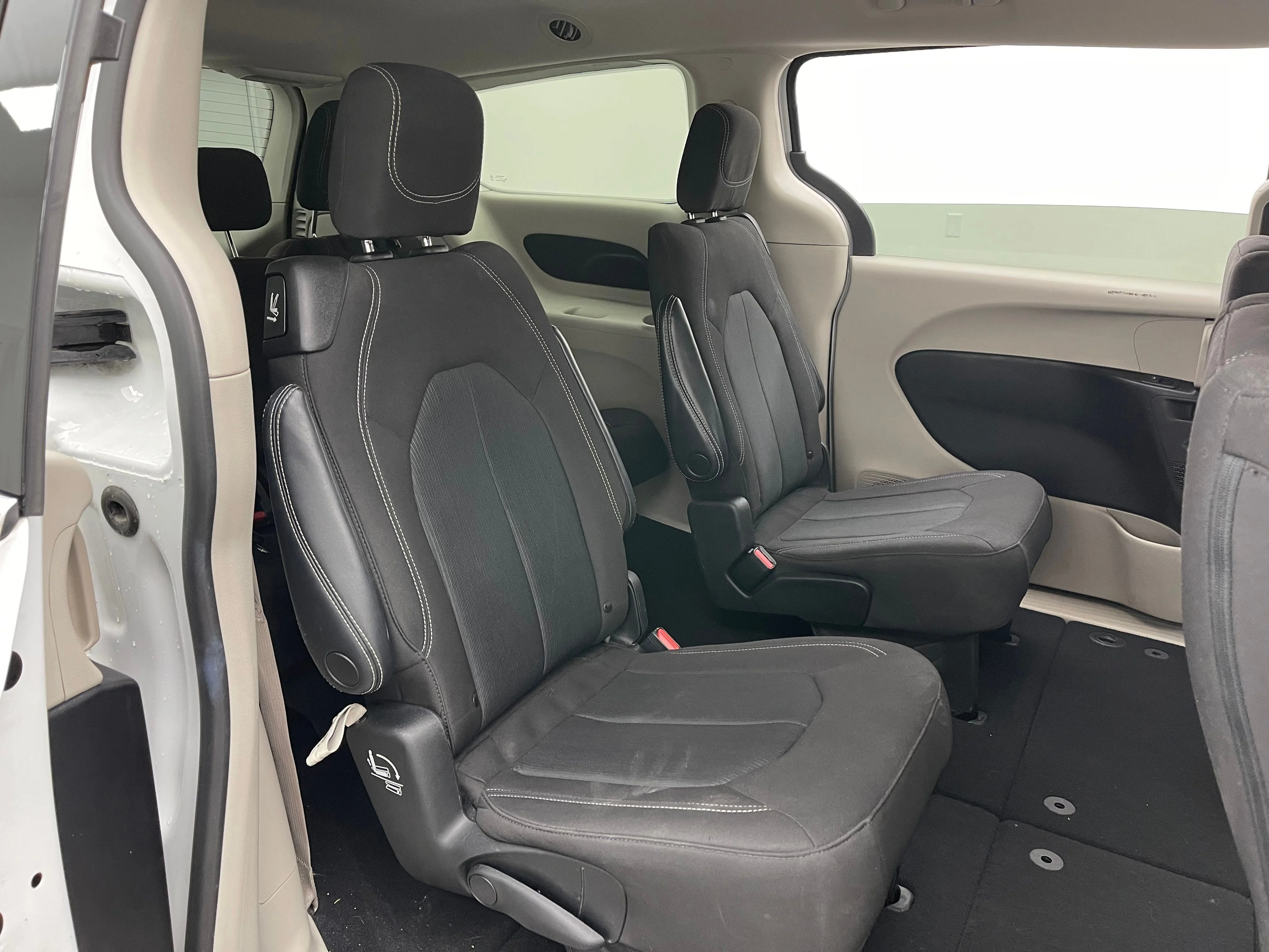 Used 2022 Bright White Clearcoat Chrysler LX image 34