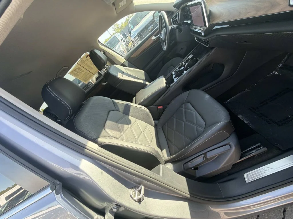 Used 2025  Volkswagen 2.0T SE w/Technology image 30