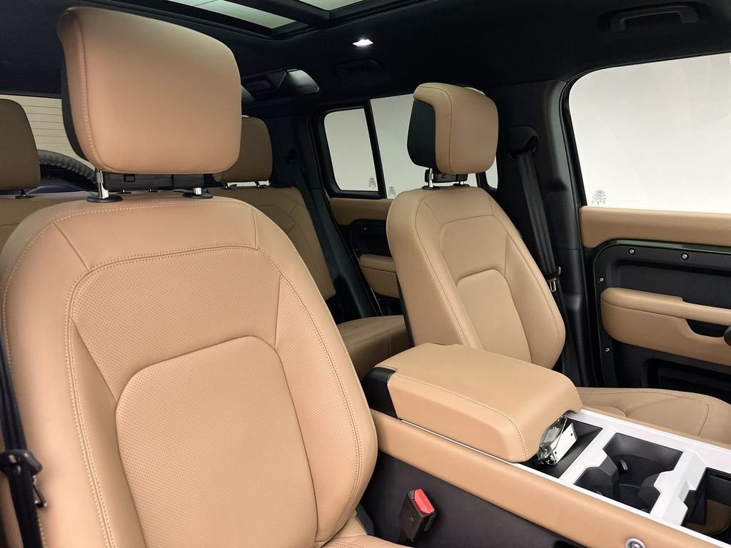 New 2026 Woolstone Green Land Rover X-Dynamic SE image 6