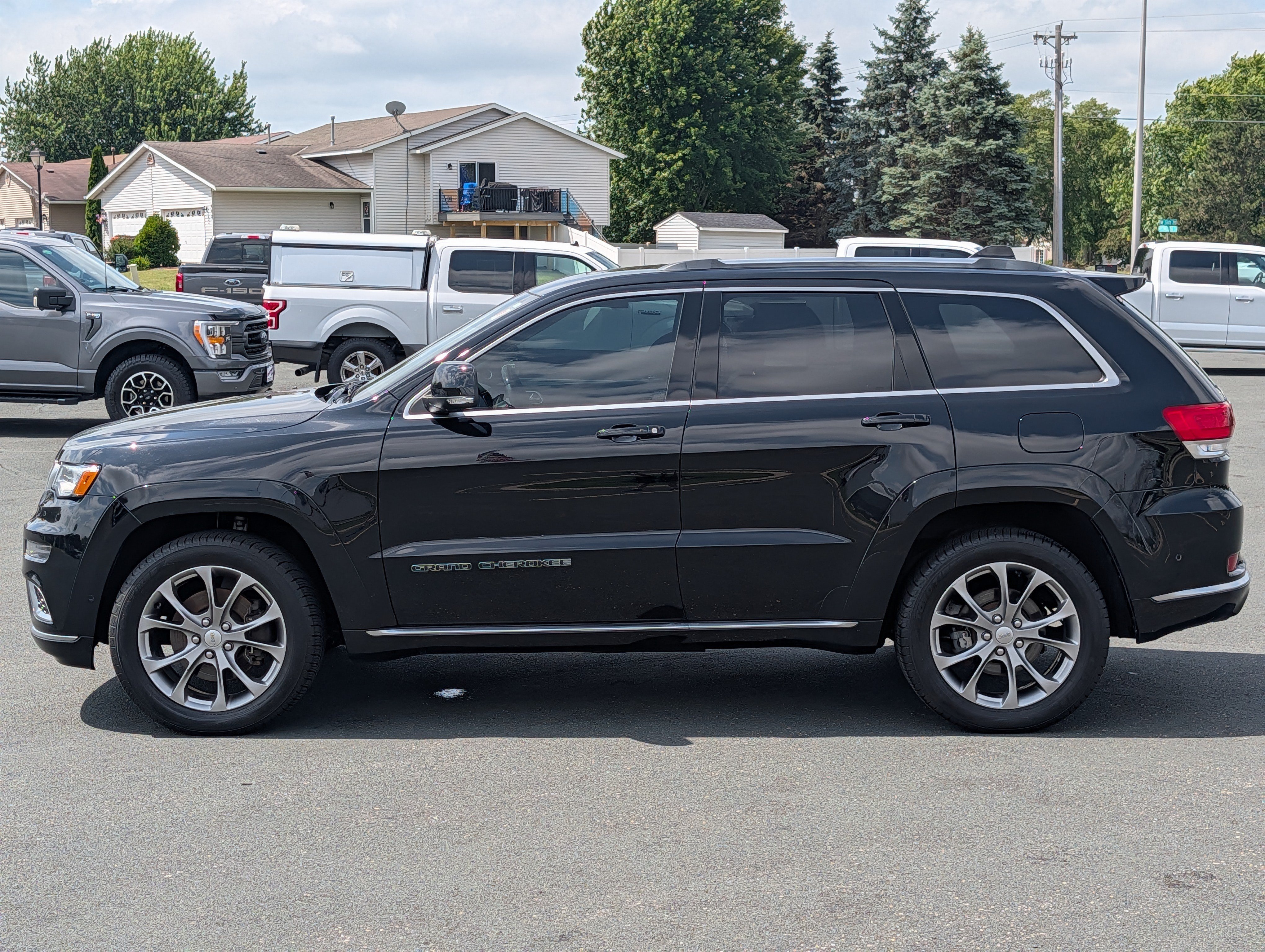 Used 2019 Jeep Grand Cherokee Summit with VIN 1C4RJFJT1KC625864 for sale in Hastings, Minnesota