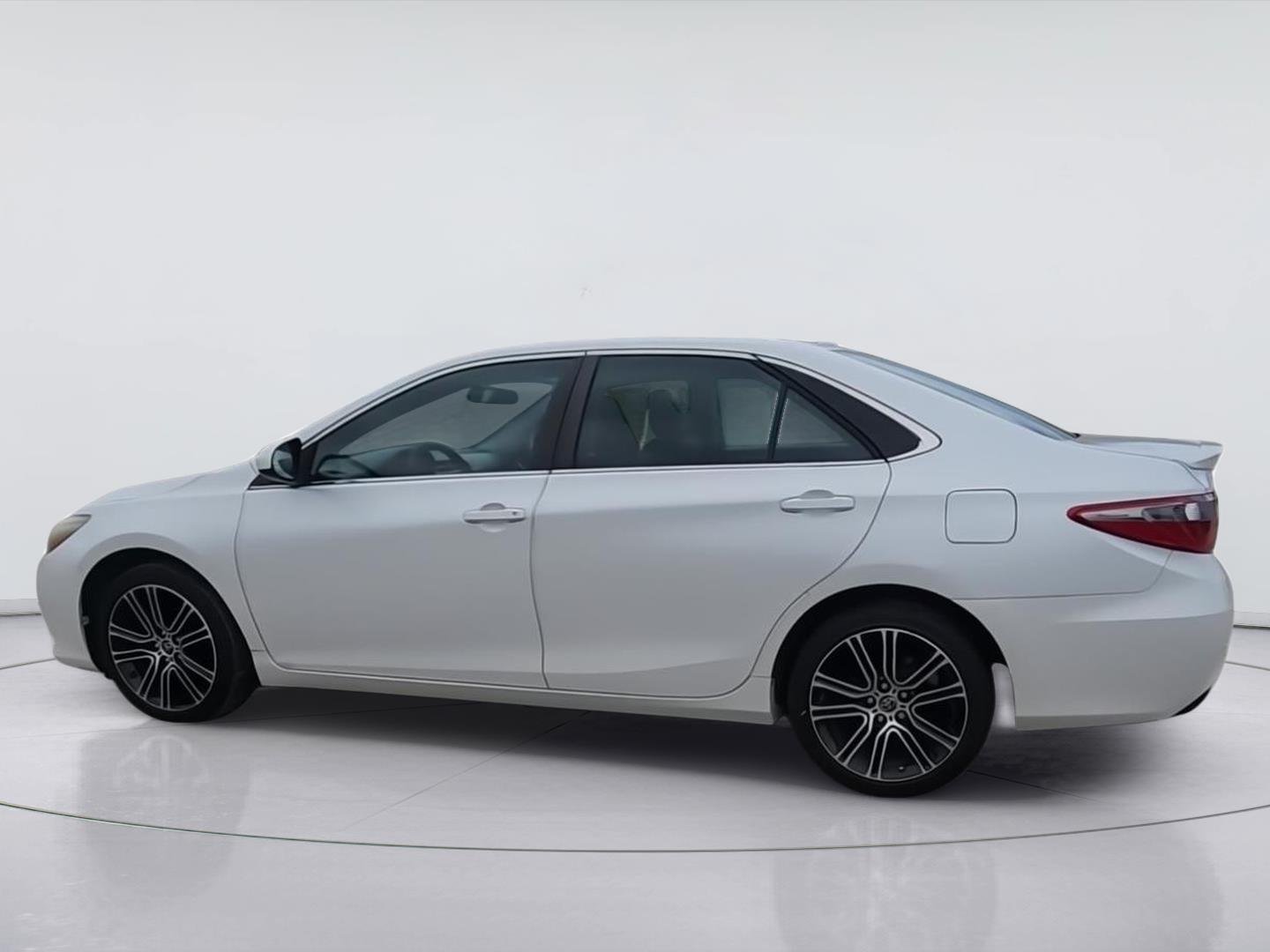 Used 2016 White Toyota XLE image 6