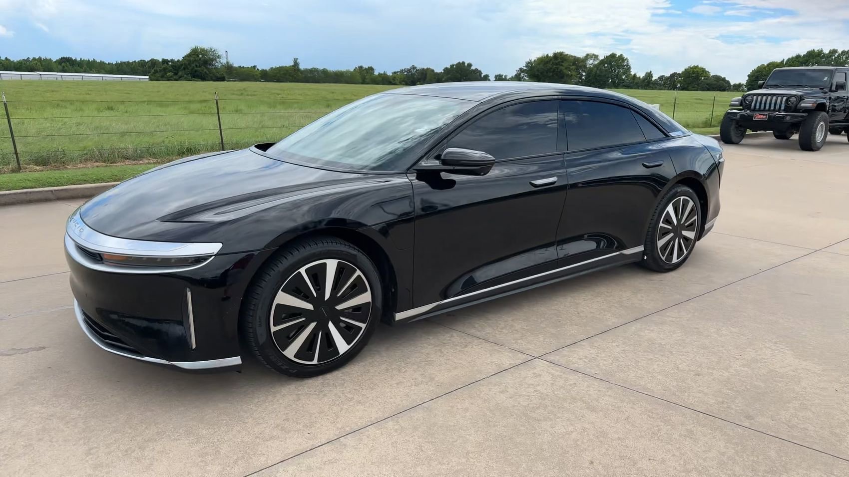 Used 2024 Black Lucid Touring image 5