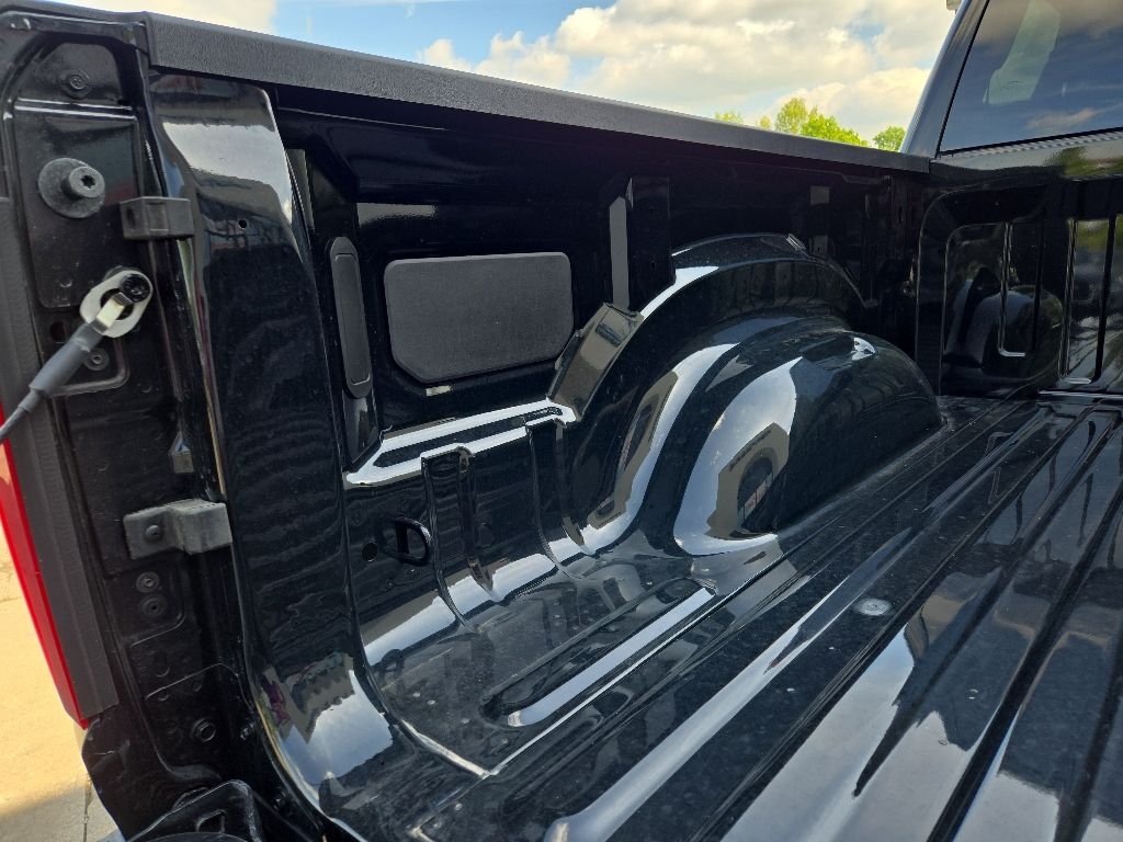 New 2026 Diamond Black Crystal Pearl-Coat Exterior Paint RAM Tradesman image 25
