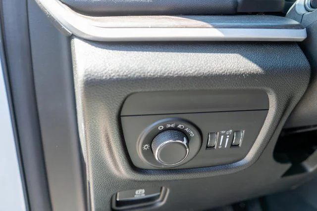 New 2026 Bright White Clear-Coat Exterior Paint Jeep Laredo Altitude image 16