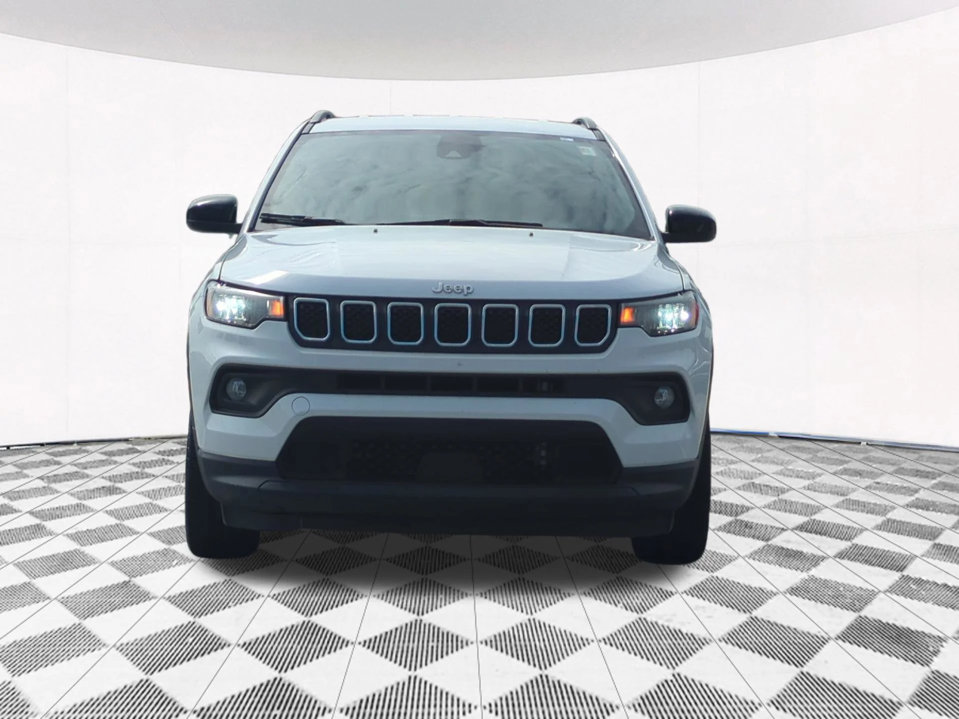 Used 2024  Jeep Latitude image 28