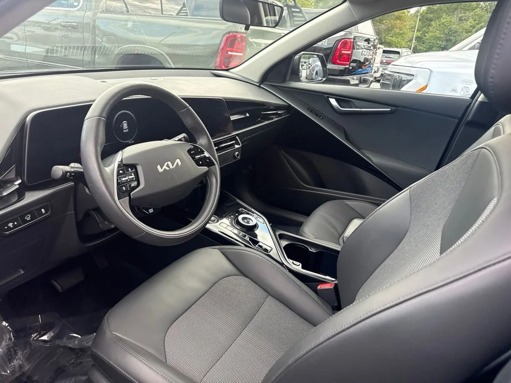 Used 2024 Gray Kia Wind image 3